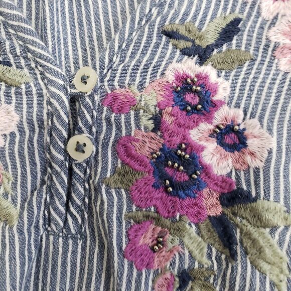 Abercrombie & Fitch Woman's V-Neck Embroidered Blouse with Tie Sleeves, Size XL - Picture 3 of 6